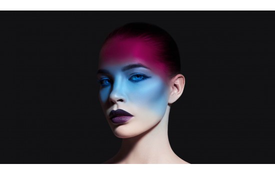 Yüzüne Gölge Vurmuş Makyajlı Kadın Tablosu