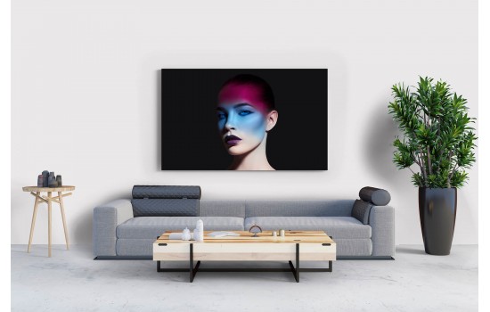 Yüzüne Gölge Vurmuş Makyajlı Kadın Tablosu